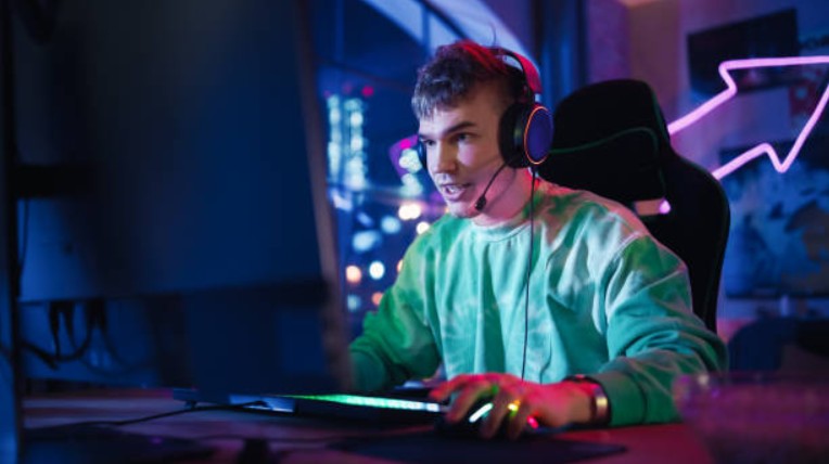 How Online Gaming Makes Playing Games More Interactive